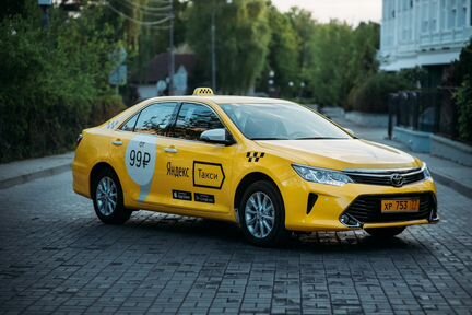 Водитель фирменного автомобиля Яндекс.Такси