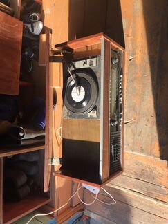 Старый проигрыватель пластинок и радио