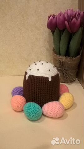 Пасхальный кулич с яйцами
