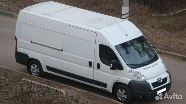 Водитель на своем автомобиле Водитель на своем автомобиле
