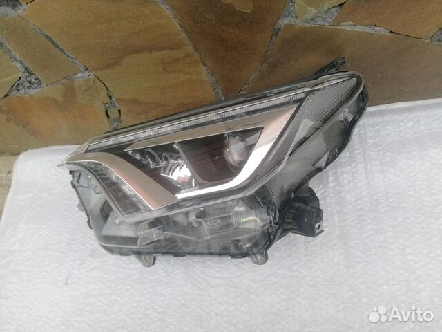 Toyota RAV4 Фара передняя левая LED