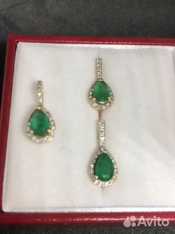 Серьги и кулон с изумрудами и бриллиантами Серьги и кулон с изумрудами и бриллиантами