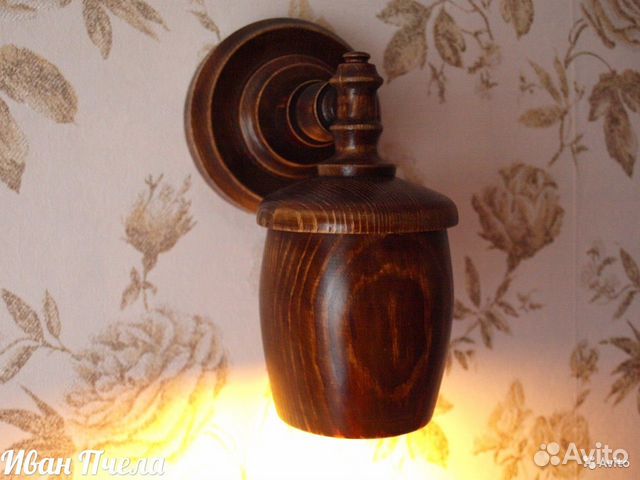 Настенный светильник деревянный