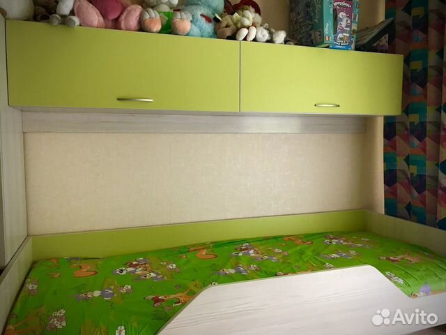 Детская кровать с матрасом, письменным столом и 2