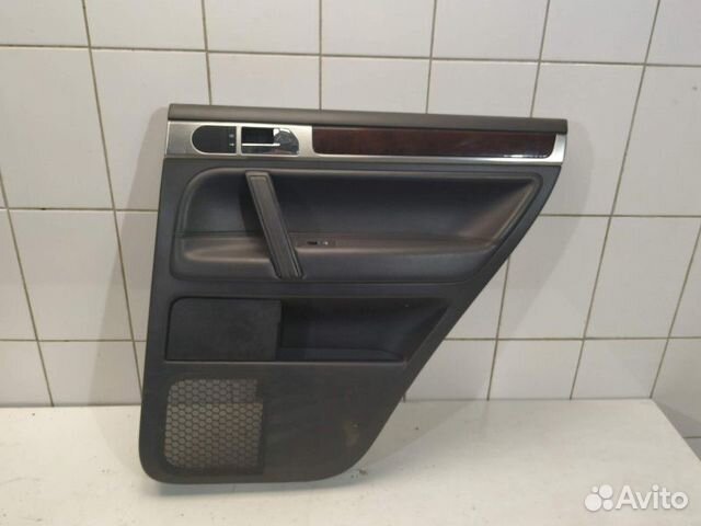 Обшивка задняя правая 7L6867212AG VW Touareg 2002 Обшивка задняя правая 7L6867212AG VW Touareg 2002