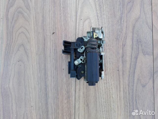 Замок двери передней правой Renault Sandero