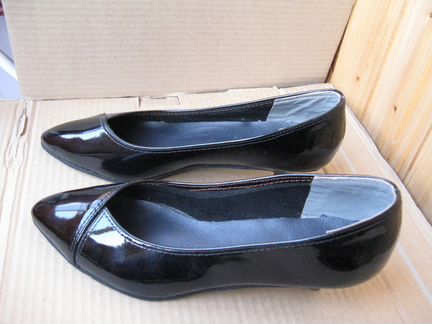 Туфли чёрные лаковые новые р.40 (Италия)
