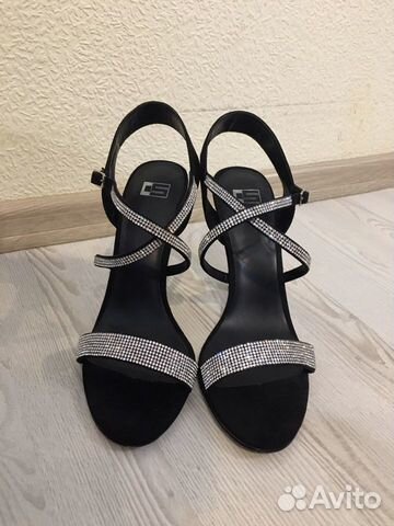Босоножки на каблуке