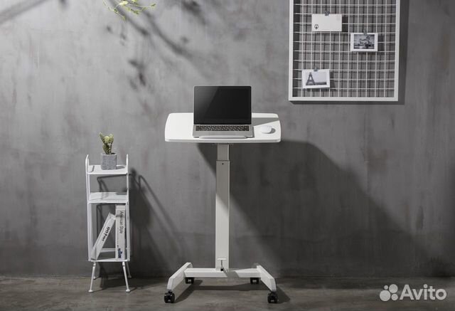 Стол с регулировкой высоты на колесиках