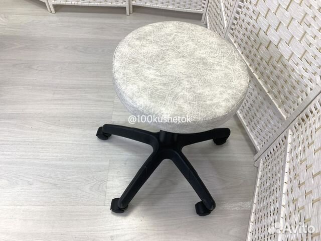 Стул мастера педикюра