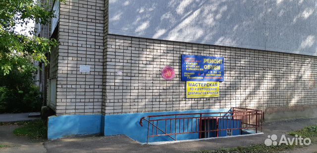 Мастер по ремонту обуви или ученик