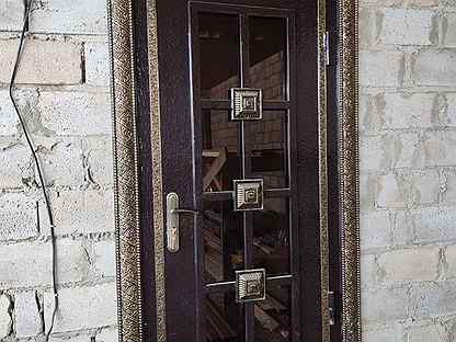 Металлическая дверь с ковкой б/у