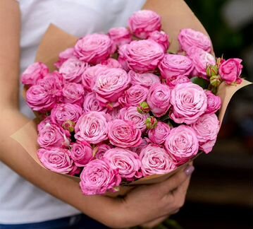 Букет из 9 пионовидных кустовых роз