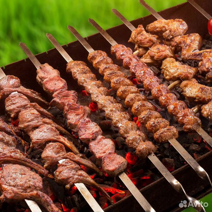 Шашлыки на природе. Стол на природе с шашлыками. Ifiksrfb yf ghbhjlt. Жареный шашлык. Шашлык.