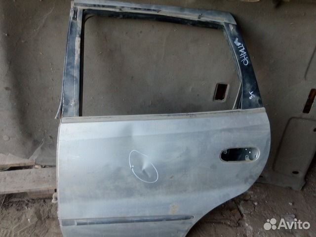 Ниссан Тино дверь с дифектом