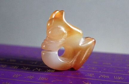 Амулет «Эмбрион дракона» красный агат Хуншань