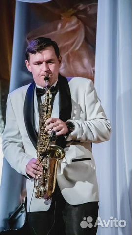 Саксофонист на праздник