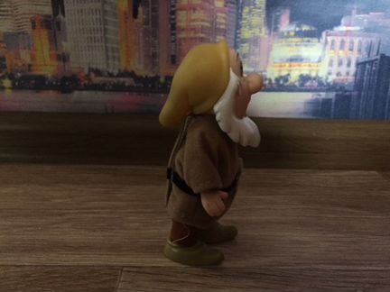 Коллекционная кукла дисней гном из белоснежна и 7