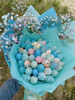 Клубничные букеты с цветами и без