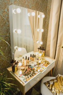 Туалетный столик и лампы