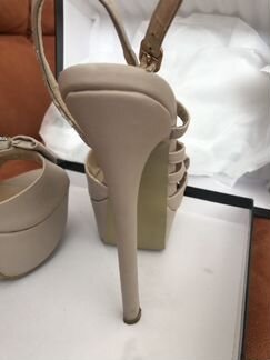 Босоножки на высокой шпильке