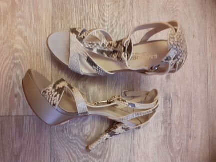 Босоножки новые Италия питон