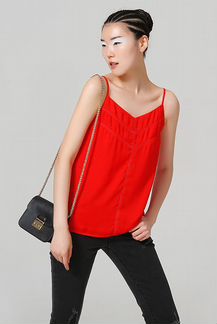 Летний ярко-красный топ