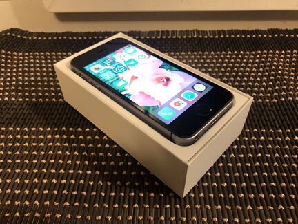 Телефон iPhone SE 128gb