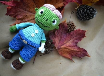Вязаная игрушка ручной работы зомби