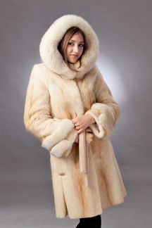 Шуба с капюшоном нутрия с песцом 44-46