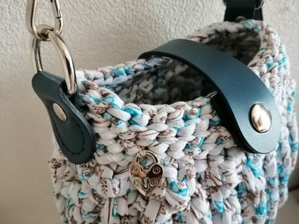 Сумка ракушка с кожаной фурнитурой