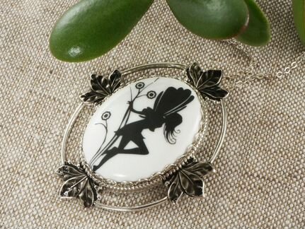 Брошка-подвеска 2в1 Феечка ч/б, с цепочкой (фарфор