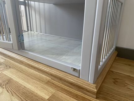 Дубовый домик-вольер 