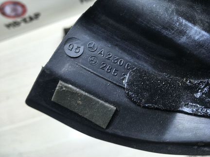 Уплотнитель нижний переднего стекла Mercedes W230