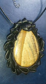 Кулон из кожи с пейзажной яшмой