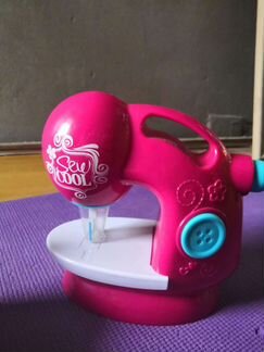 Детская игрушечная швейная машинка sew cool