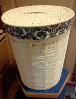 Плетёная корзина для белья