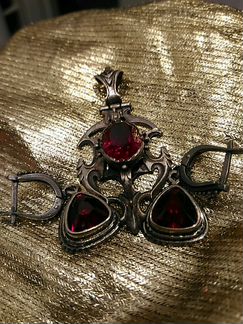 Кулон и серьги