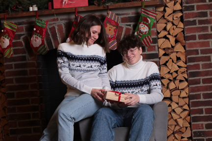 Подарок свитер с оленями