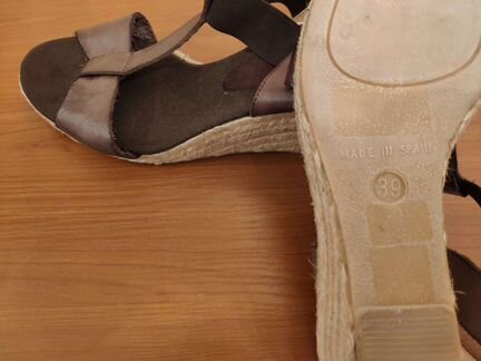 Босоножки кожаные на танкетке