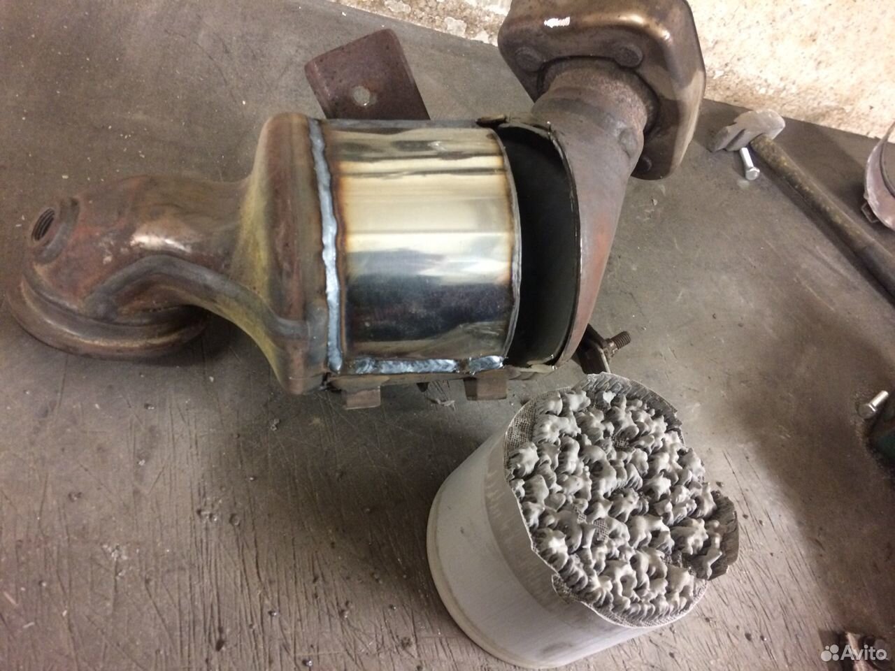 катализатор. катализатор в машине. каталитический нейтрализатор ваз 2114. катализатор р200. катализатор киа рио 2012.