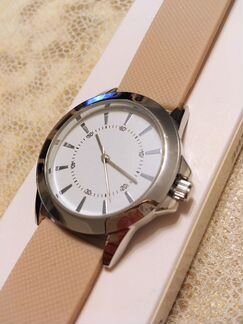 Часы наручные женские новые в коробке