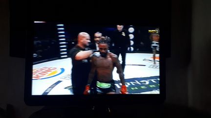 Телевизор Philips 65см