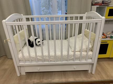 Детская кроватка с продольным маятником