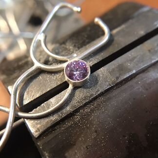 Брошь стетоскоп