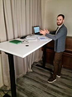 Стол регулируемый по высоте