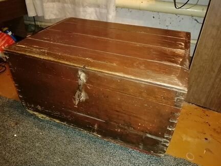 Сундук старинный прошлого века