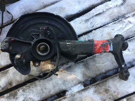 Поворотный кулак со ступицей 8D0407258AR vw Passat